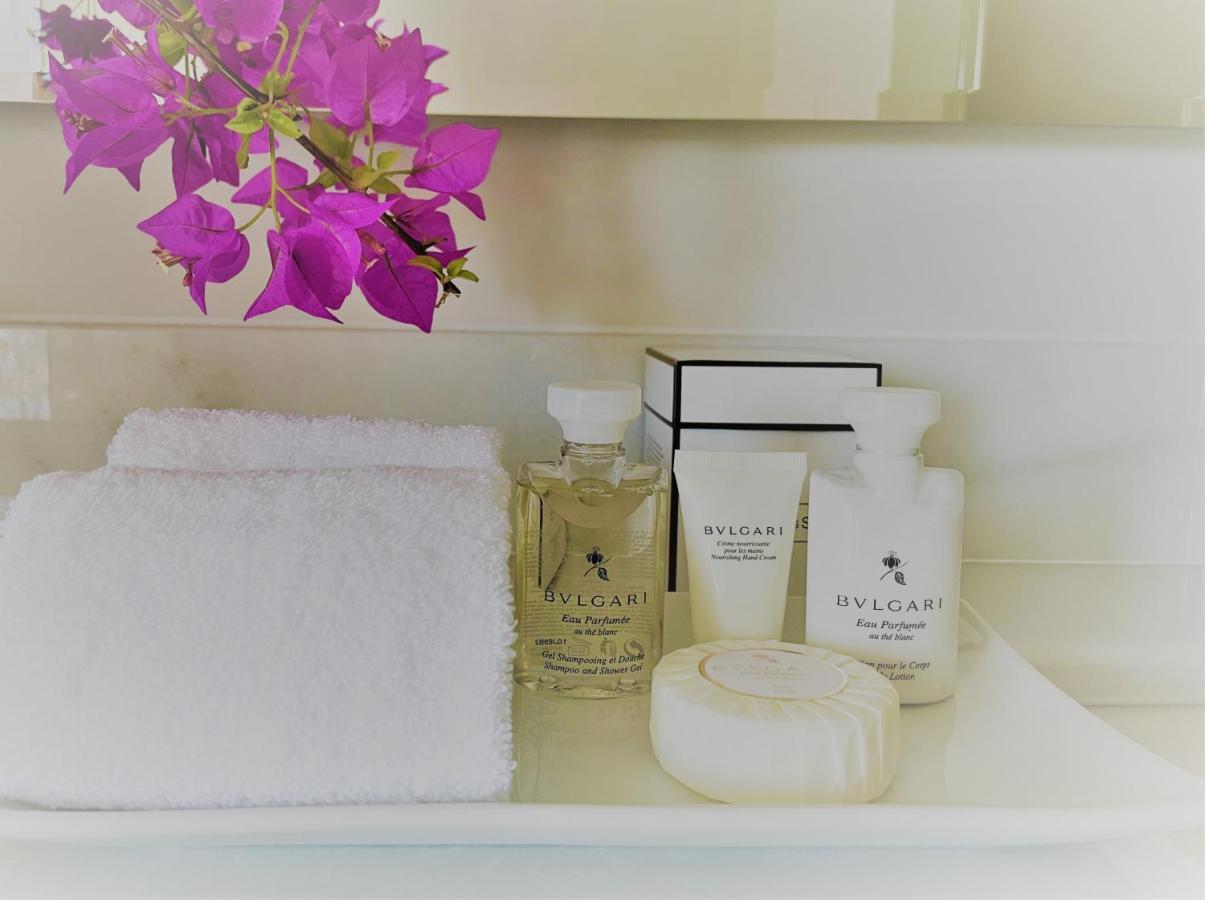 מאלגה Soho Boutique Castillo De Santa Catalina - Adults Recommended מראה חיצוני תמונה Bougainvillea in a bathroom
