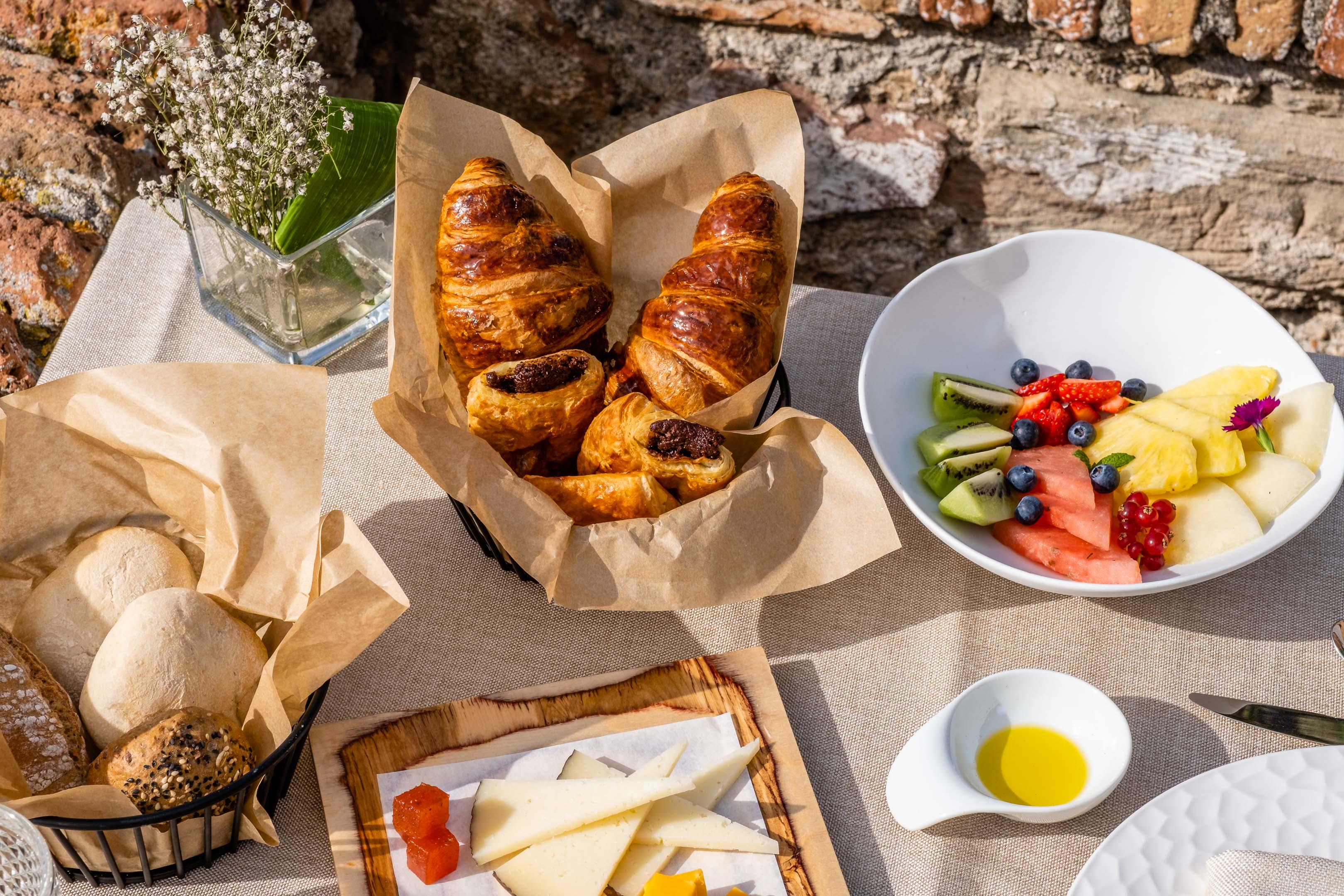 מאלגה Soho Boutique Castillo De Santa Catalina - Adults Recommended מראה חיצוני תמונה Croissants and fruit