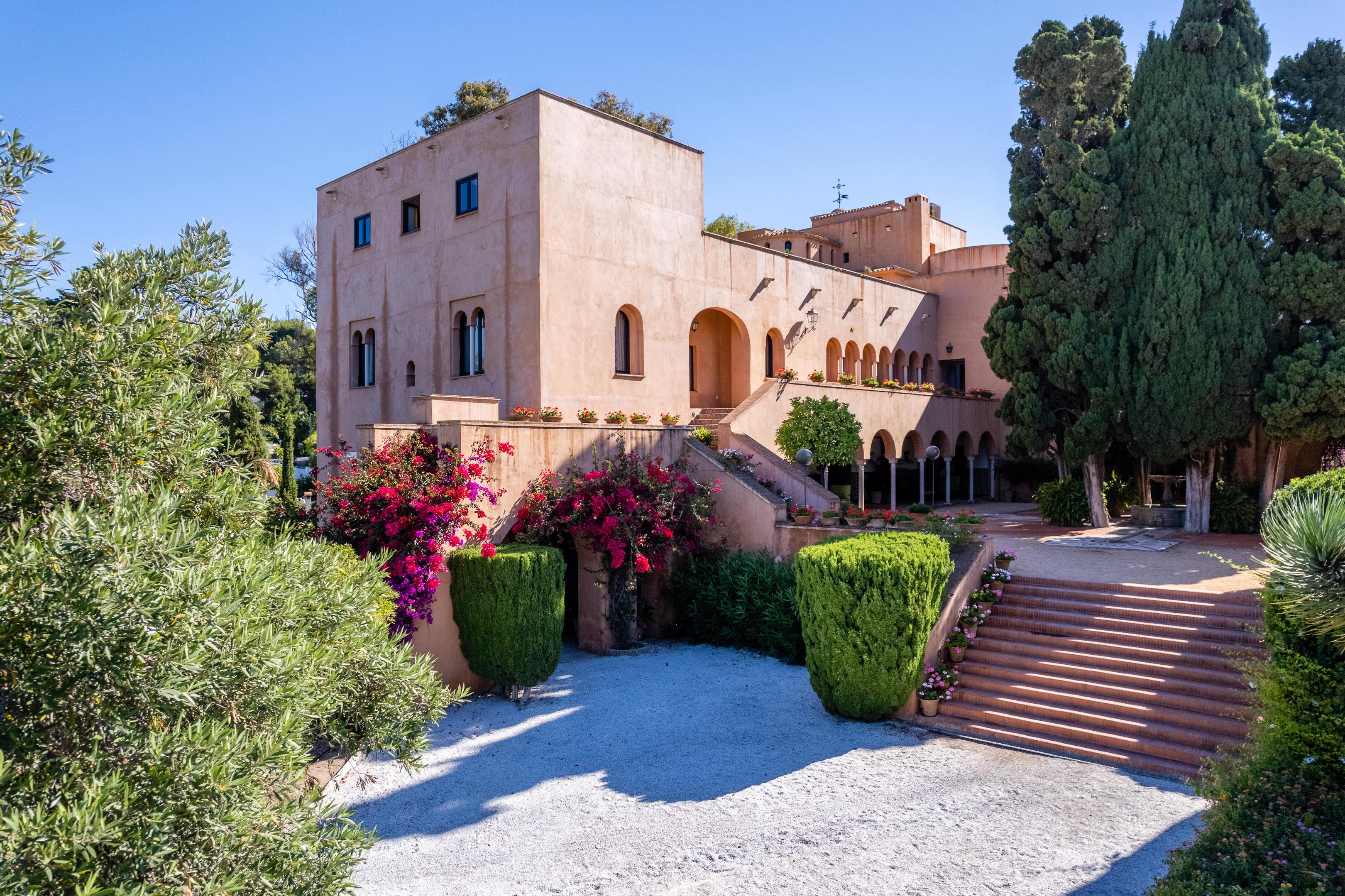 מאלגה Soho Boutique Castillo De Santa Catalina - Adults Recommended מראה חיצוני תמונה The house of the Count of Barcelona, in the grounds of the Palau Reial de Pedralbes.