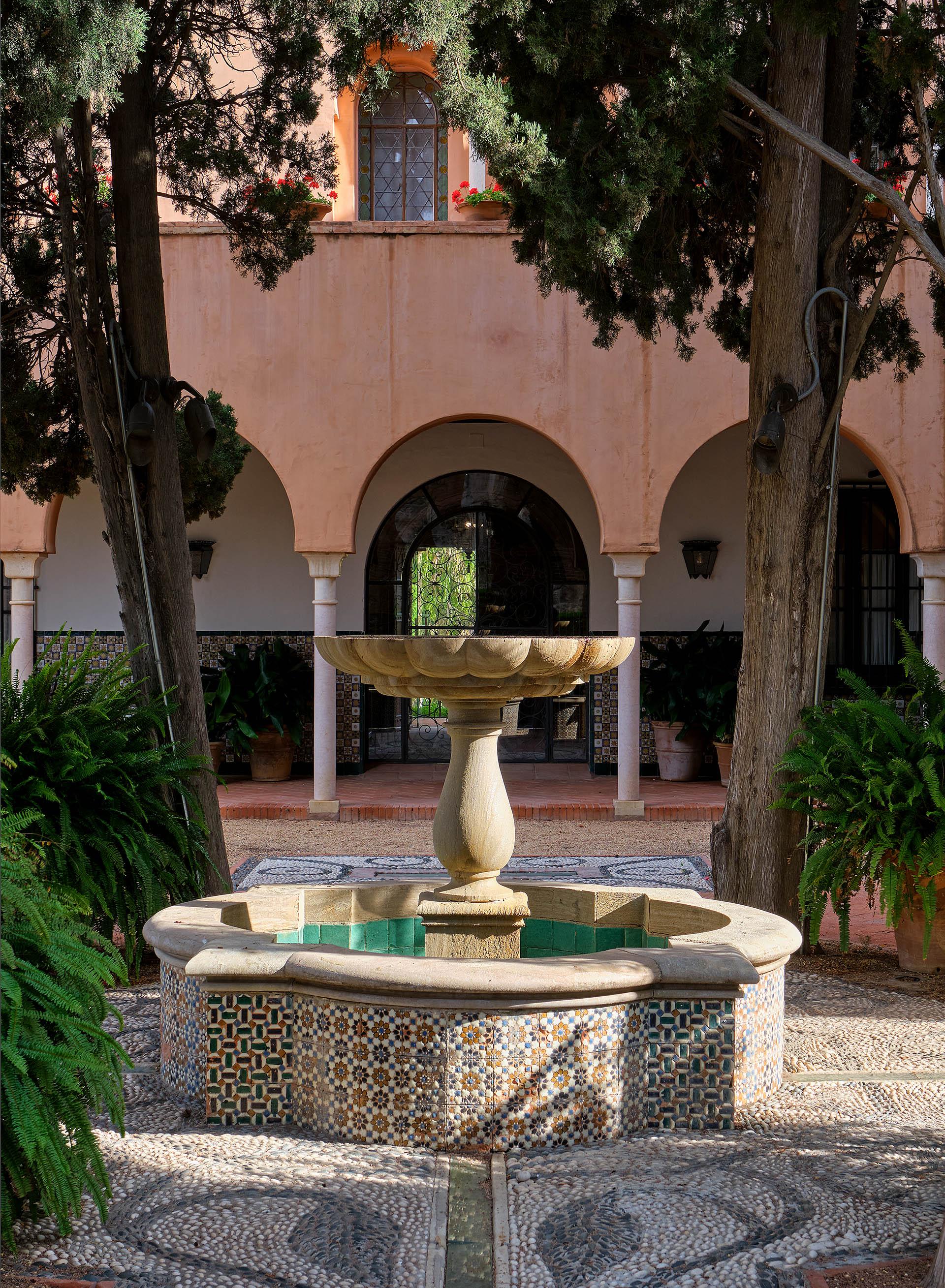 מאלגה Soho Boutique Castillo De Santa Catalina - Adults Recommended מראה חיצוני תמונה Fountain at the center of the courtyard