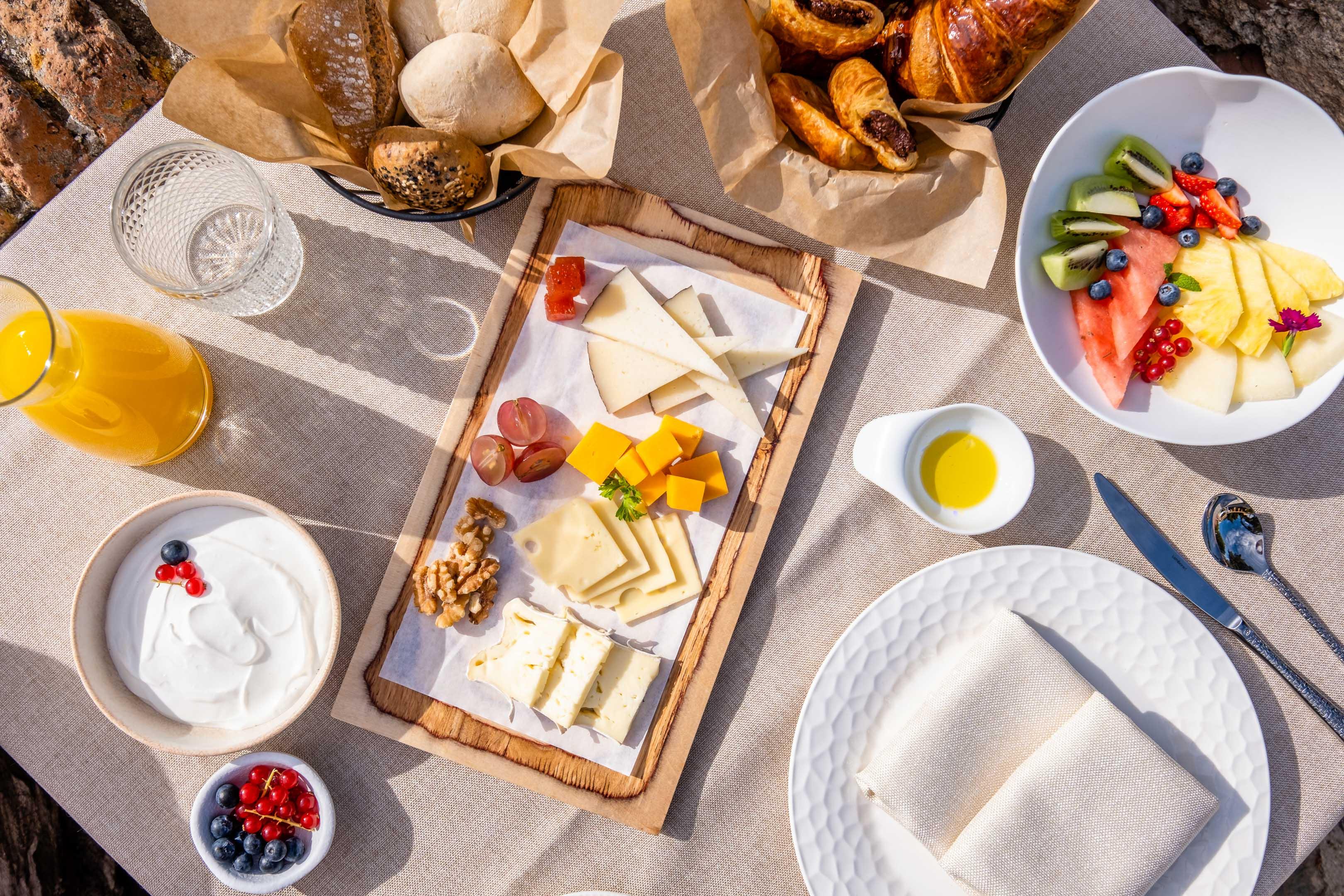 מאלגה Soho Boutique Castillo De Santa Catalina - Adults Recommended מראה חיצוני תמונה A cheese board with fruit and bread